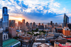上海疫情下的福州路，城市记忆与希望之光交织