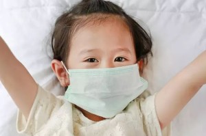 疫情被小孩拽掉口罩的护士（疫情被孩子扯掉口罩的护士）