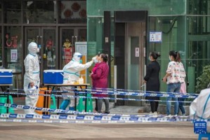 重庆西安疫情应对，城市防控与民众生活挑战