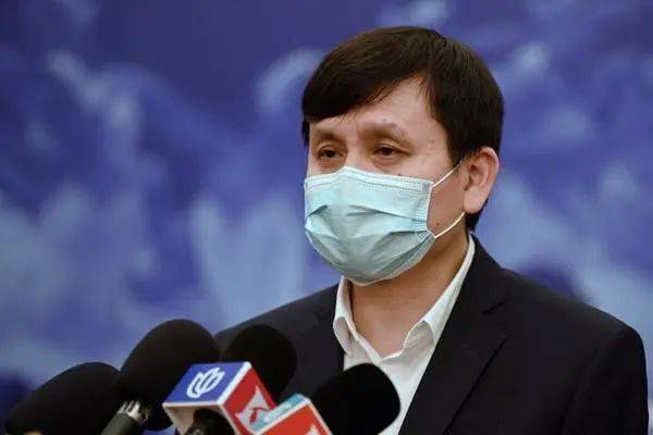 张文宏，疫情下的坚守与智慧